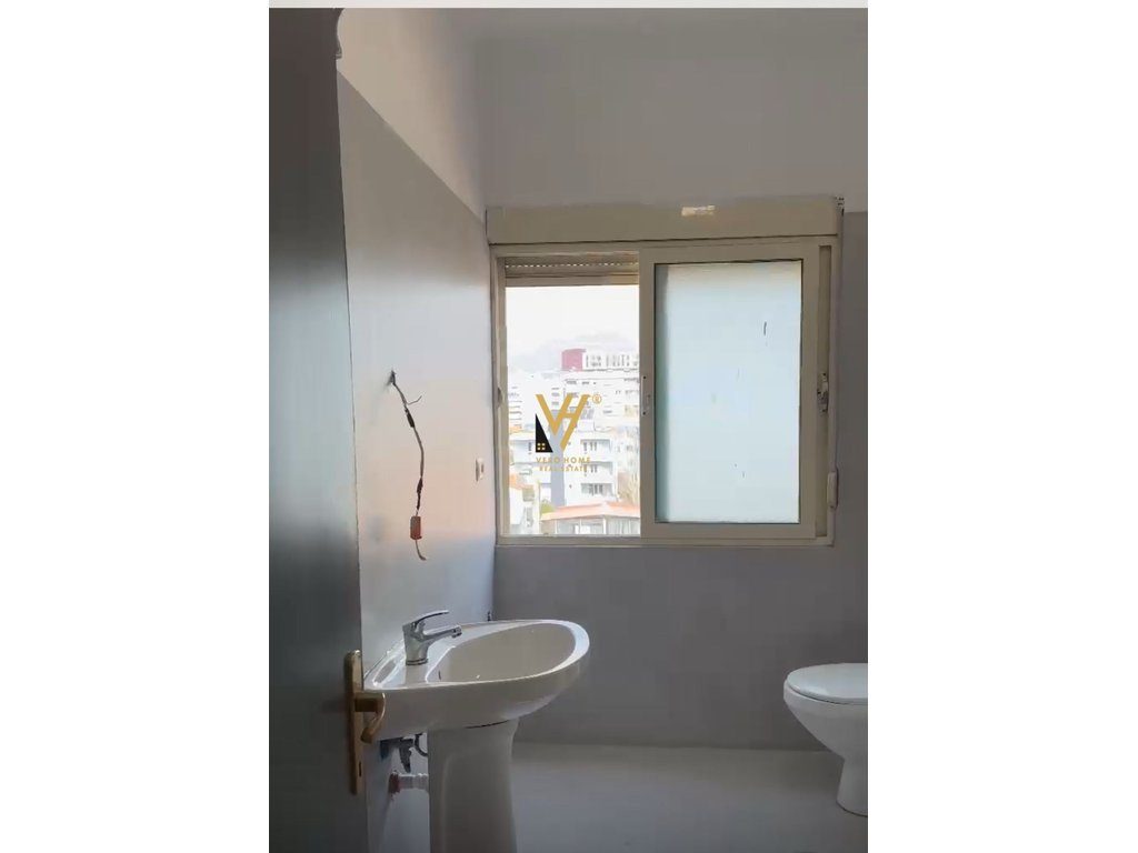 JEPET ZYRE 90M2 ME QERA TE KOMUNA E PARISIT 700 EURO 4