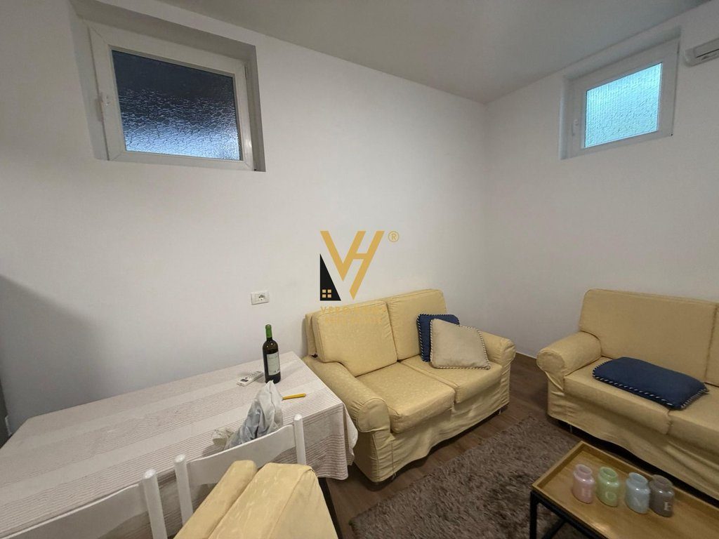 JEPET HYRJE 1+1+OBORR TE KODRA E DIELLIT 45.000 LEKE 2