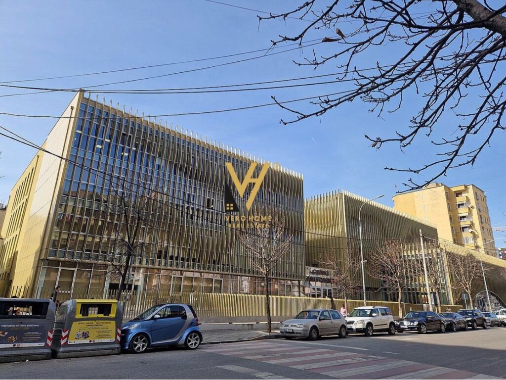 Shitet Dyqan te Rruga e Barrikadave 190 m2