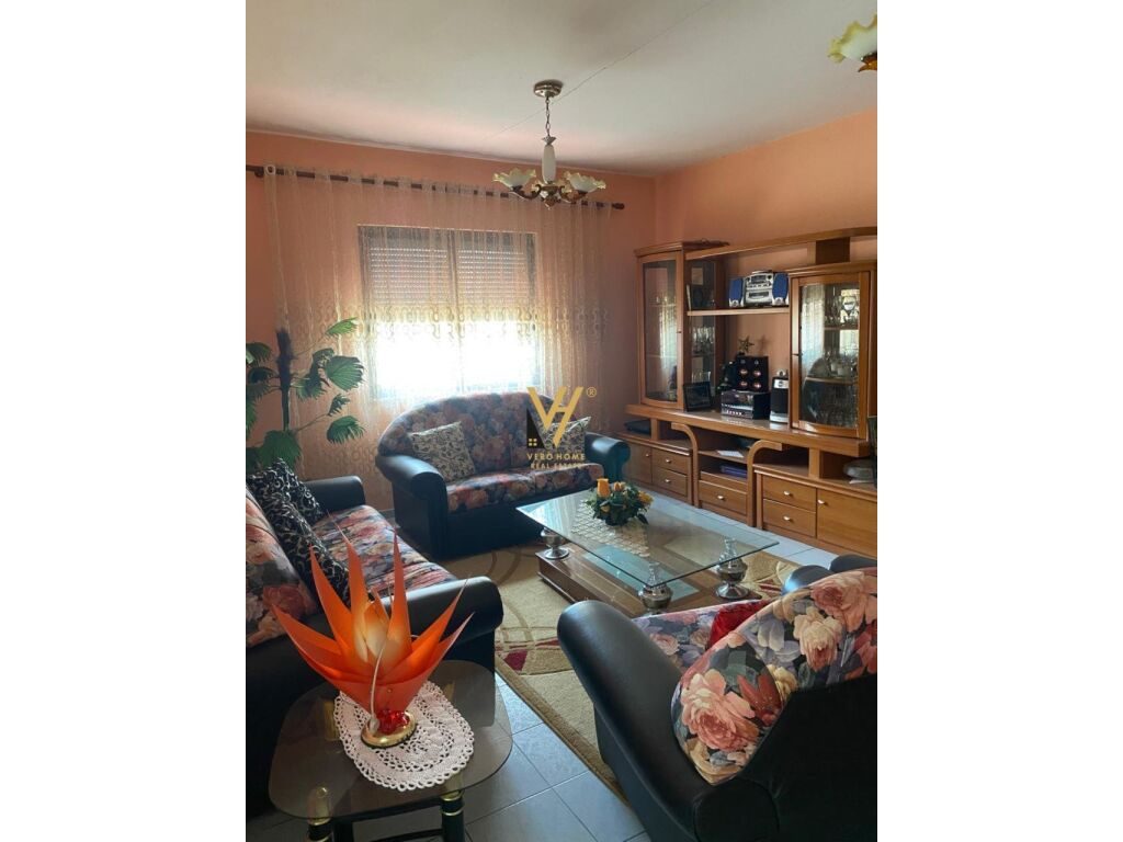 Shitet vile tre katshe ne Fresk 1.150 m2 2