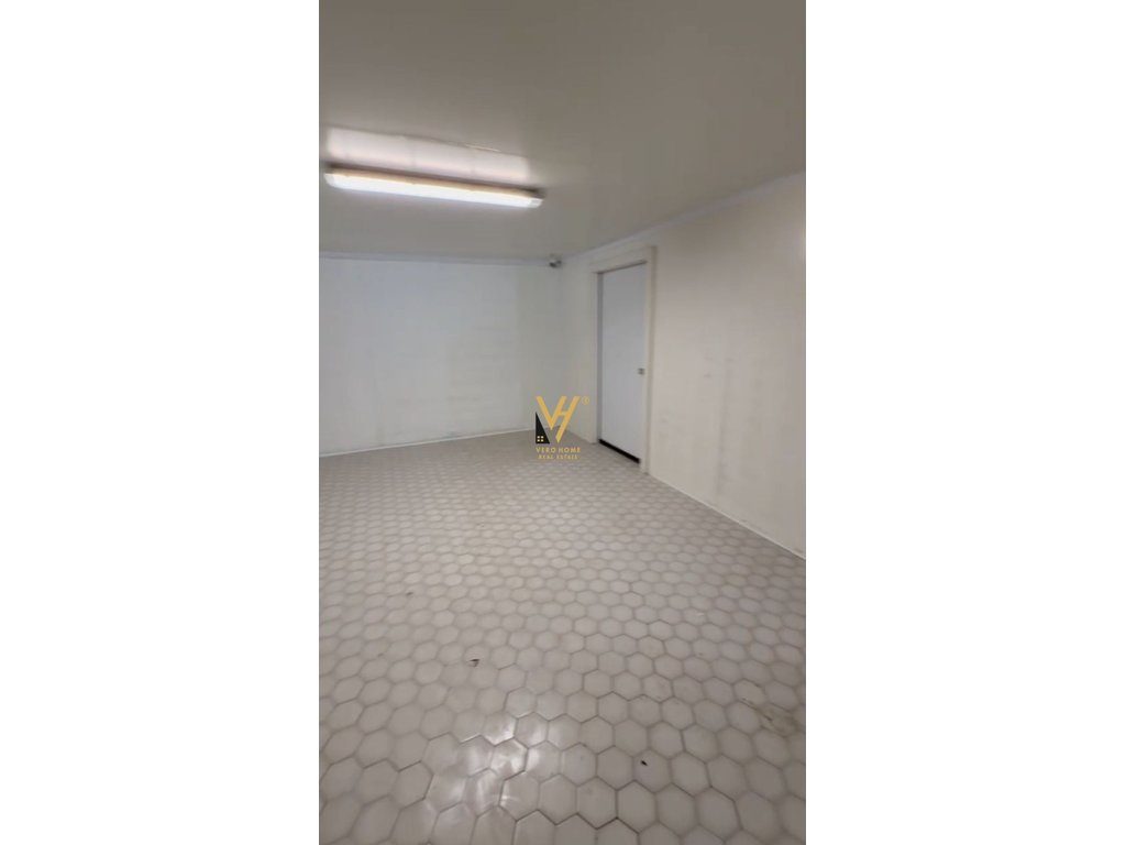 JEPET AMBIENT FRIGORIFERIK 70 M2 ME QERA NE FRESK 800 EURO