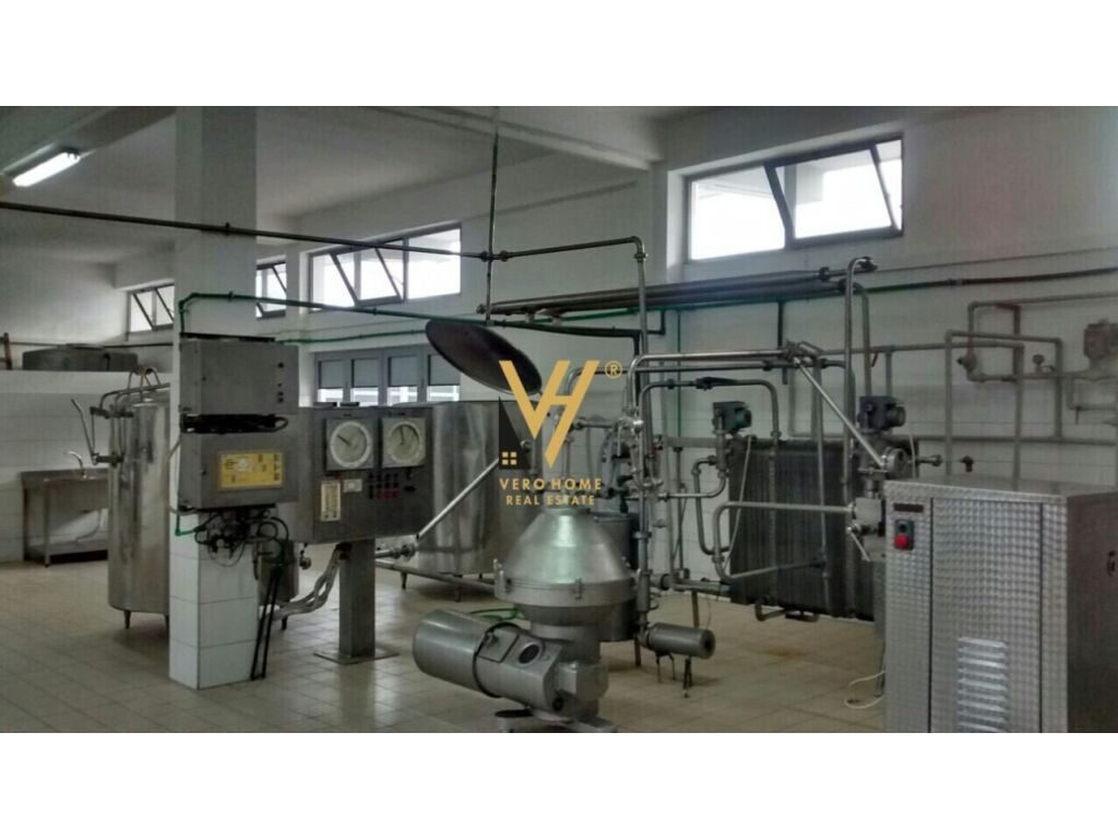 Shitet ambient komercial ne Elbasan 1400 m2