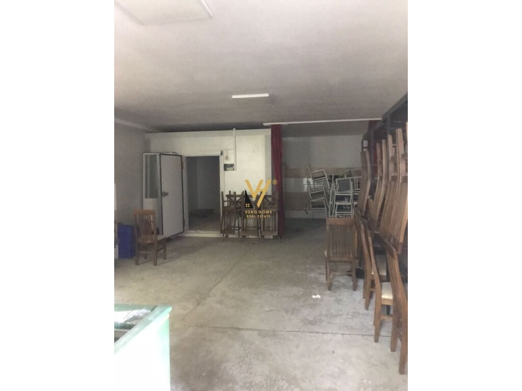 Jepet ambjent me qera te Autostrada Tirane-Durres 250 m2 2