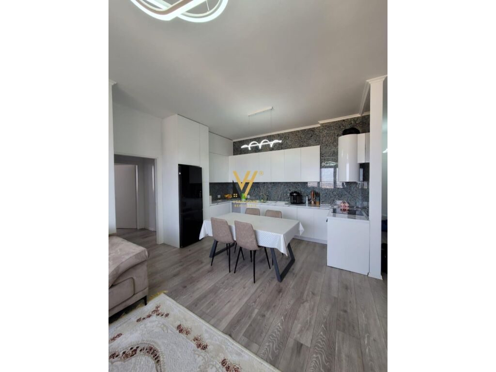 Jepet Apartament 2+1+ballkon me qera ne Kinostudio 103 m2 2