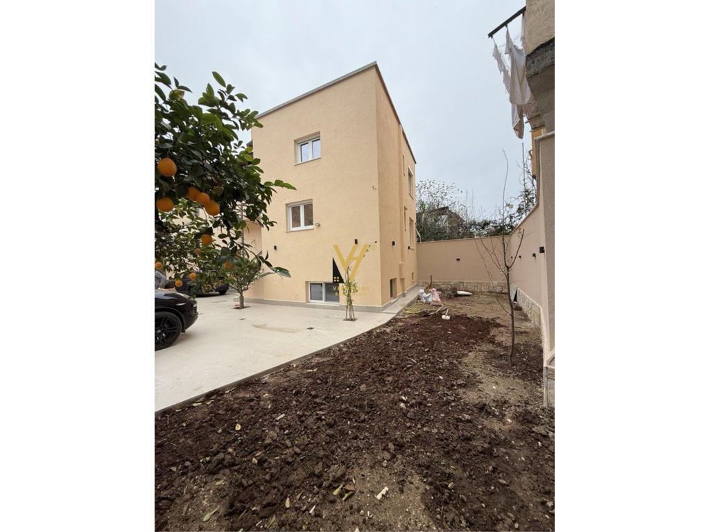 JEPET GODINE BIZNESI 440 M2 TE RRUGA NAIM FRASHERI 200.000 LEKE