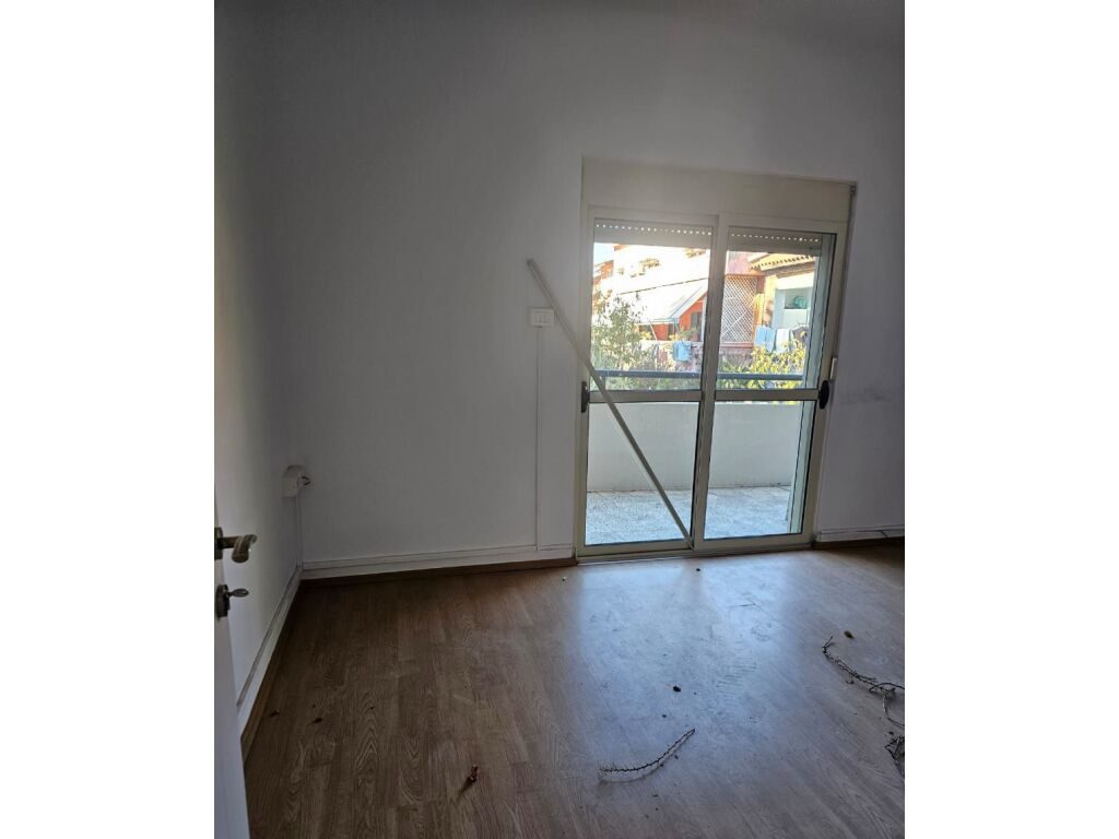 JEPET AMBIENT BIZNESI 150 M2 ME QERA TE KOMUNA E PARISIT 1.500 EURO 4