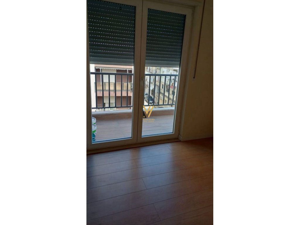 JEPET ZYRE 87M2 ME QERA TE RRUGA HOXHA TAHSIM 600 EURO 4