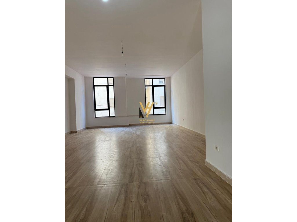 JEPET ZYRE 154 M2 ME QERA TE DONIKA CENTER 2.600 EURO 1
