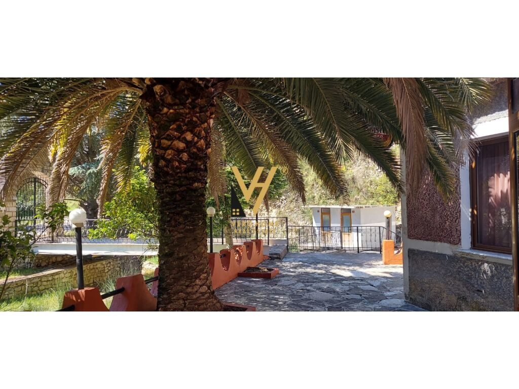 Jepet Bar-Restorant dhe truall me qera ne Tepelene 176 m2