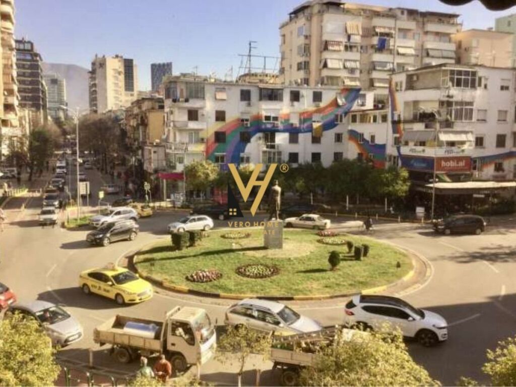 Jepet dyqan me qera te Sheshi Willson 64 m2