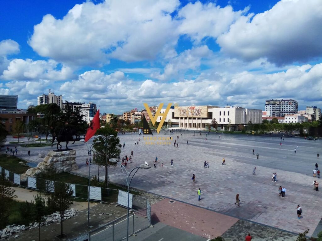 Shitet Apartament 2+1+ballkon te Sheshi Skenderbej 75 m2