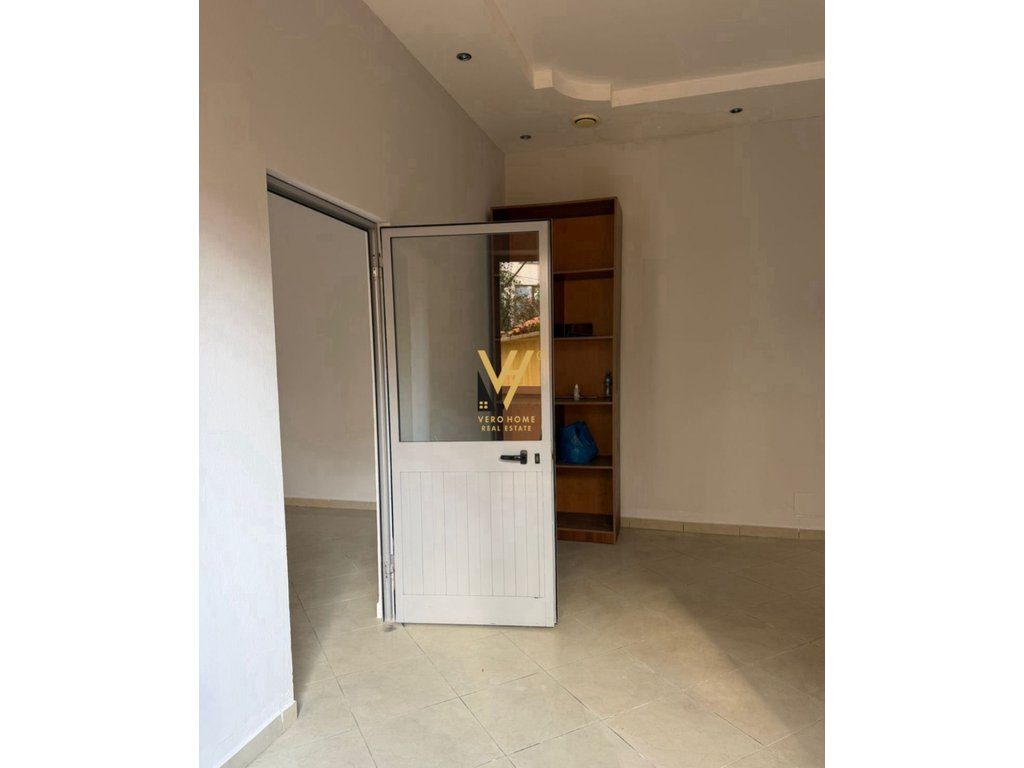 JEPET AMBIENT BIZNESI 40 M2 ME QIRA TE PROKURORIA 39.000 LEKE 2