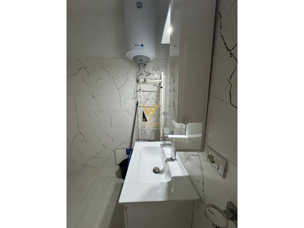 JEPET GARSONIERE 48 M2 ME QERA TE RR.BARRIKADAVE 42.000 LEKE 4
