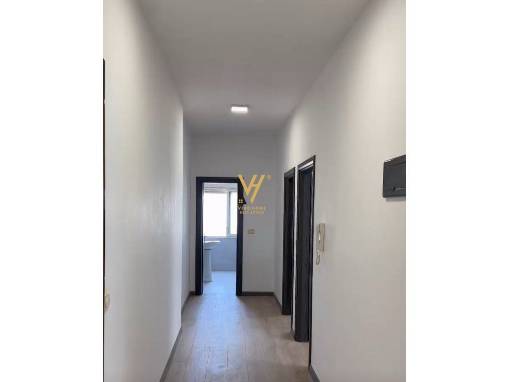 JEPET ZYRE 90M2 ME QERA TE KOMUNA E PARISIT 700 EURO