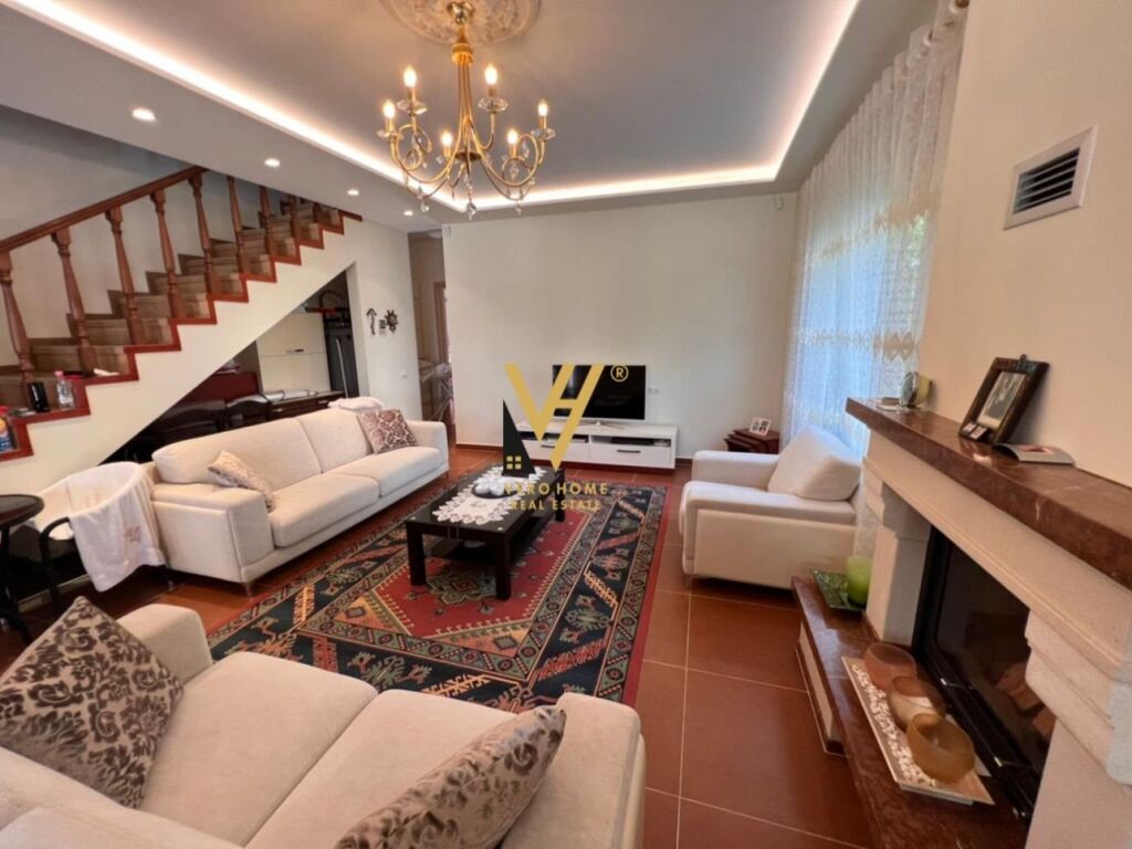 Jepet vile Dy Kateshe me qera te Liqeni i Thate , Kompleksi Kolombo 200 m2 2