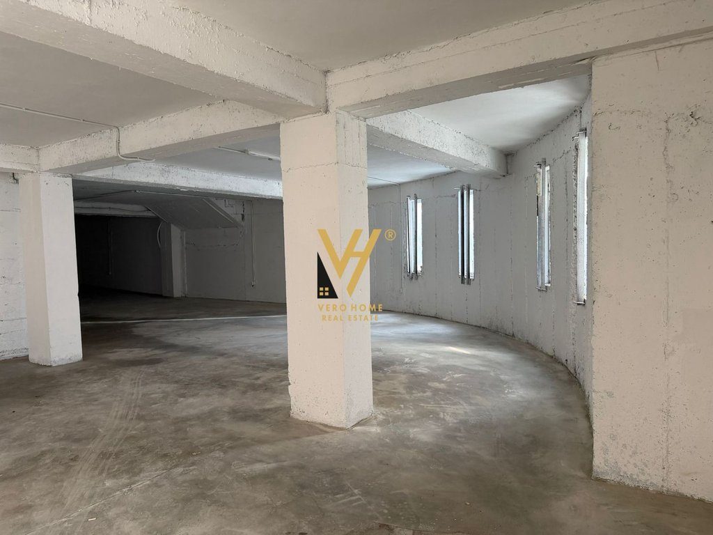 JEPET MAGAZINE 480 M2 ME QERA TE UZINA TRAKTORI 200.000 LEKE 3