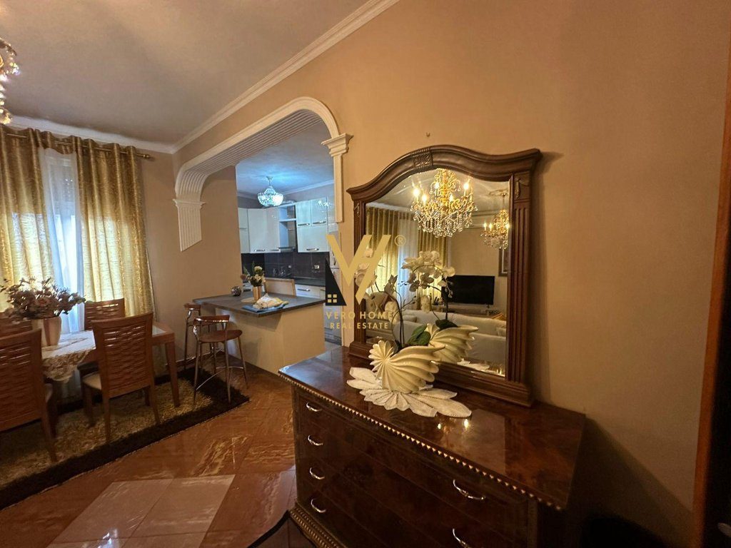 JEPET APARTAMENT 2+1 ME QERA NE QENDER 80.000 LEKE 2