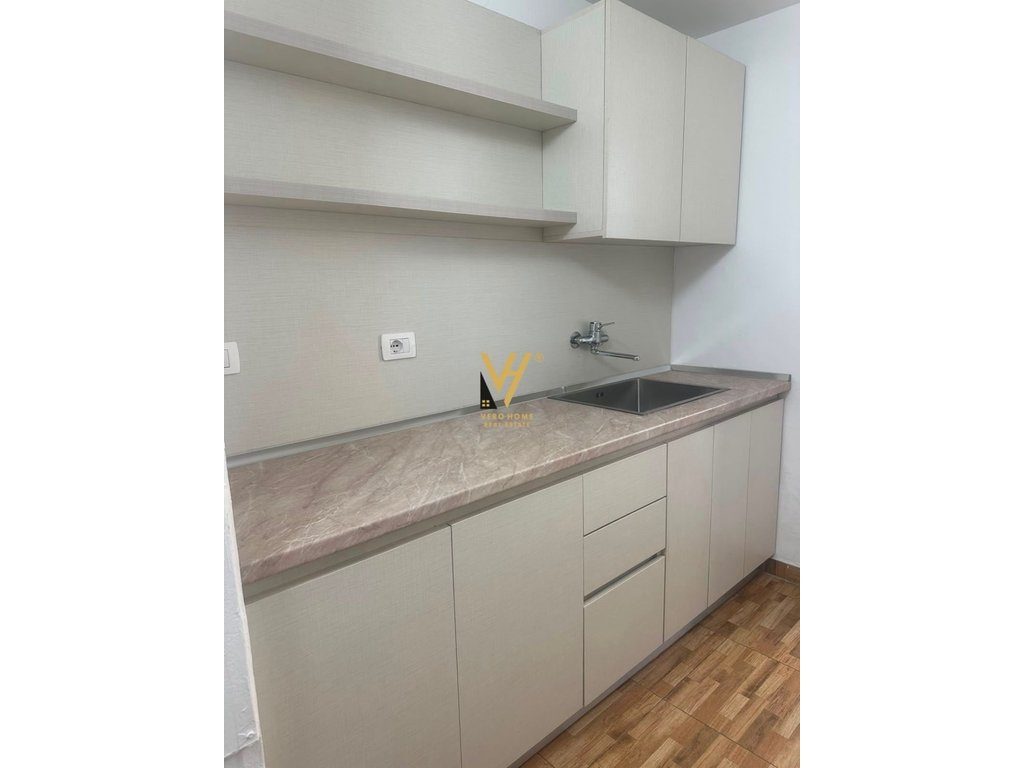 JEPET ZYRE 120 M2 ME QIRA TEK BLV.ZOGU I PARE 1.300 EURO 3