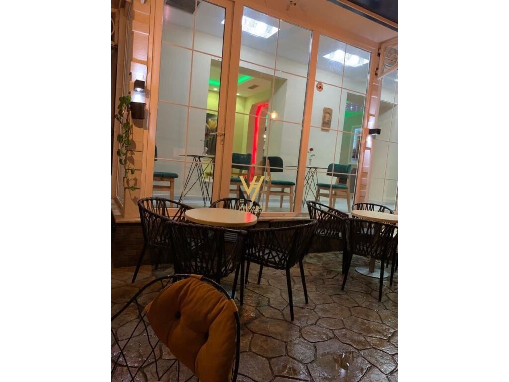 Jepet lokal me qera te Xhamia e Tabakve 80 m2 2