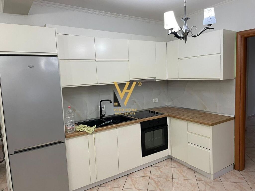 Jepet Apartament 2+1+ballkon me qera te Pazari i Ri 90 m2 2