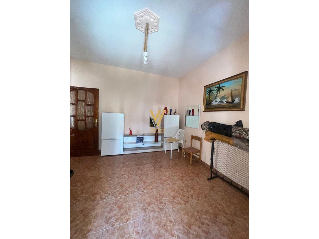 JEPET HYRJE 3+1 ME QERA TE SHALLVARET 1.500 EURO 2