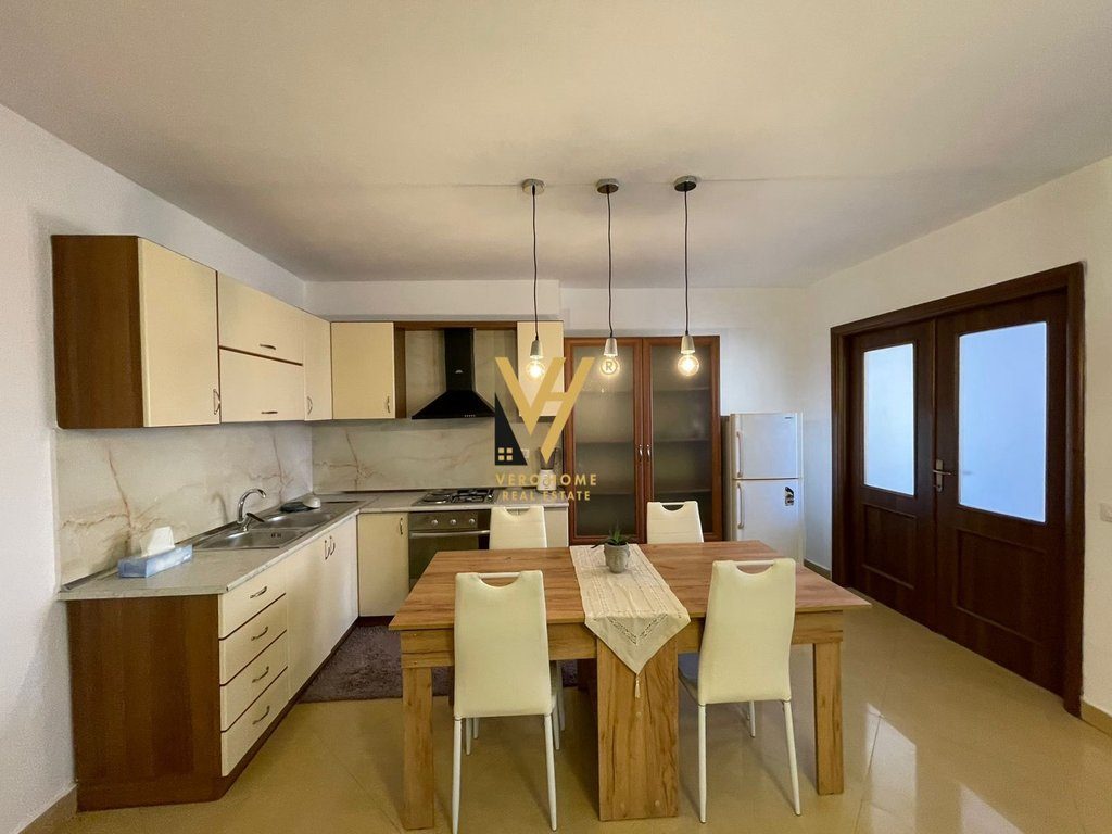 JEPET APARTAMENT 2+1+BLK ME QERA NE QENDER 75.000 LEKE 2