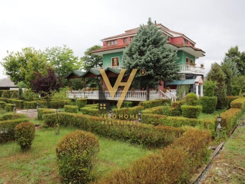 Shitet Hotel kater katesh 450 m2 ne Korce