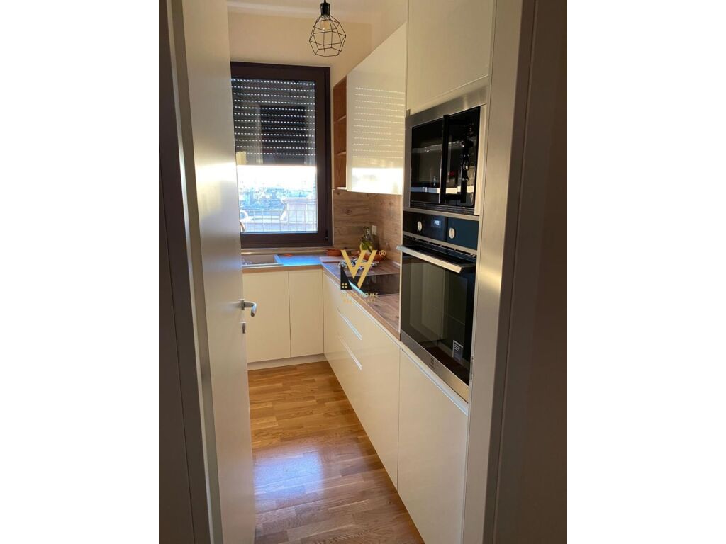 Jepet Apartament 1+1+verande me qera te Rruga e Barrikadave 120 m2