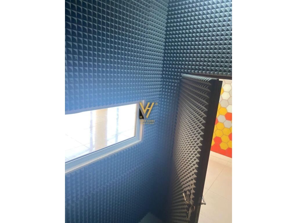 Jepet zyre me qera te Qendra Kristal 220 m2