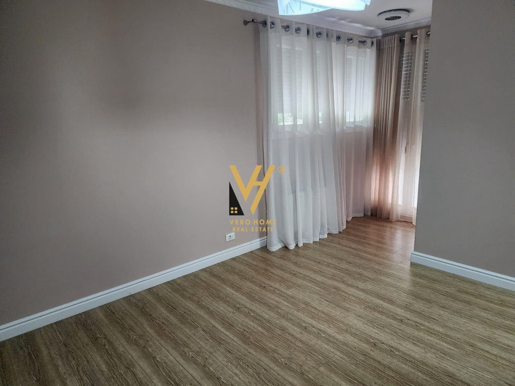 JEPET VILE DY KATESHE ME QERA NE MJULL BATHORE, LONG HILL REZIDENCE 2.000 EURO 4