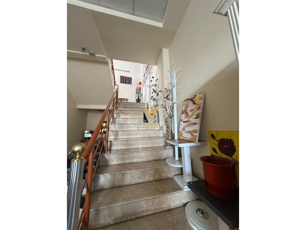 JEPET GODINE BIZNESI 360M2 ME QIRA TE STACIONI TRENIT 750.000 LEKE 4