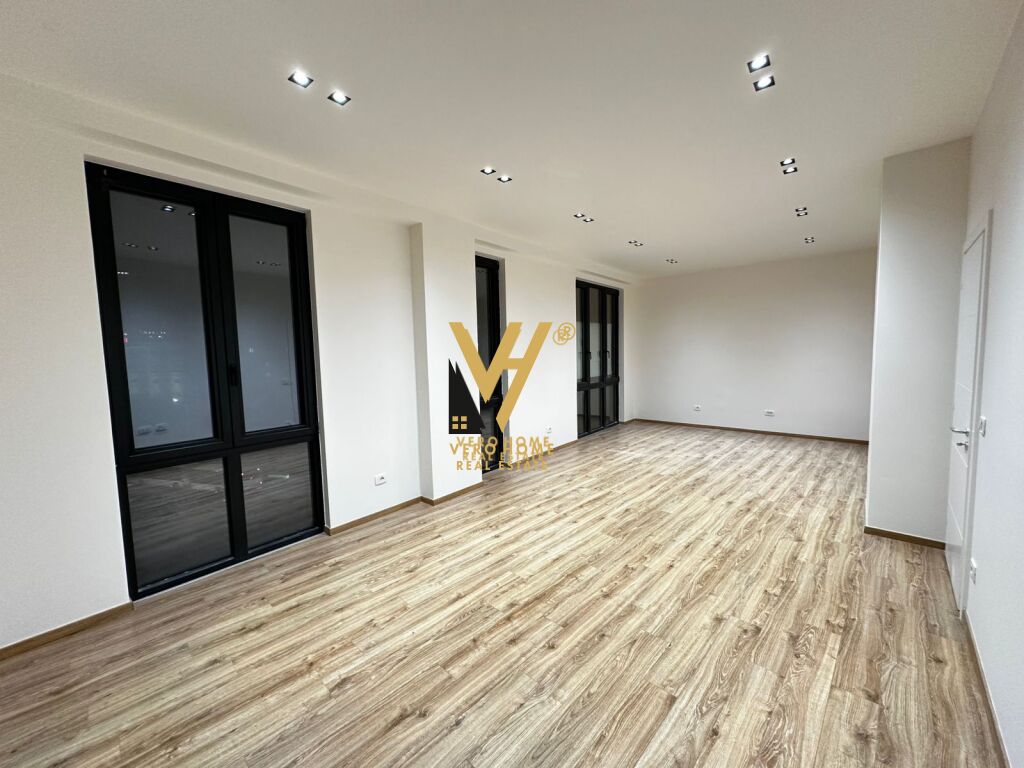 JEPET AMBIENT BIZNESI 95 M2 ME QERA TE RRUGA E ELBASANIT 1.300 EURO 2