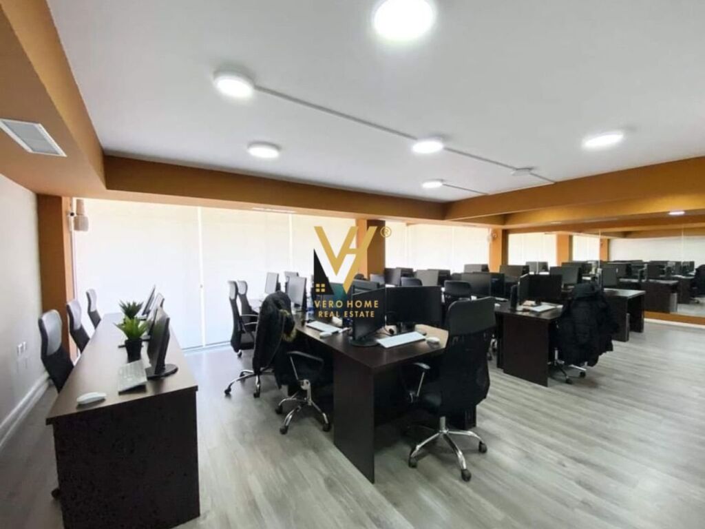 Jepet zyre me qera te Blloku 200 m2 2