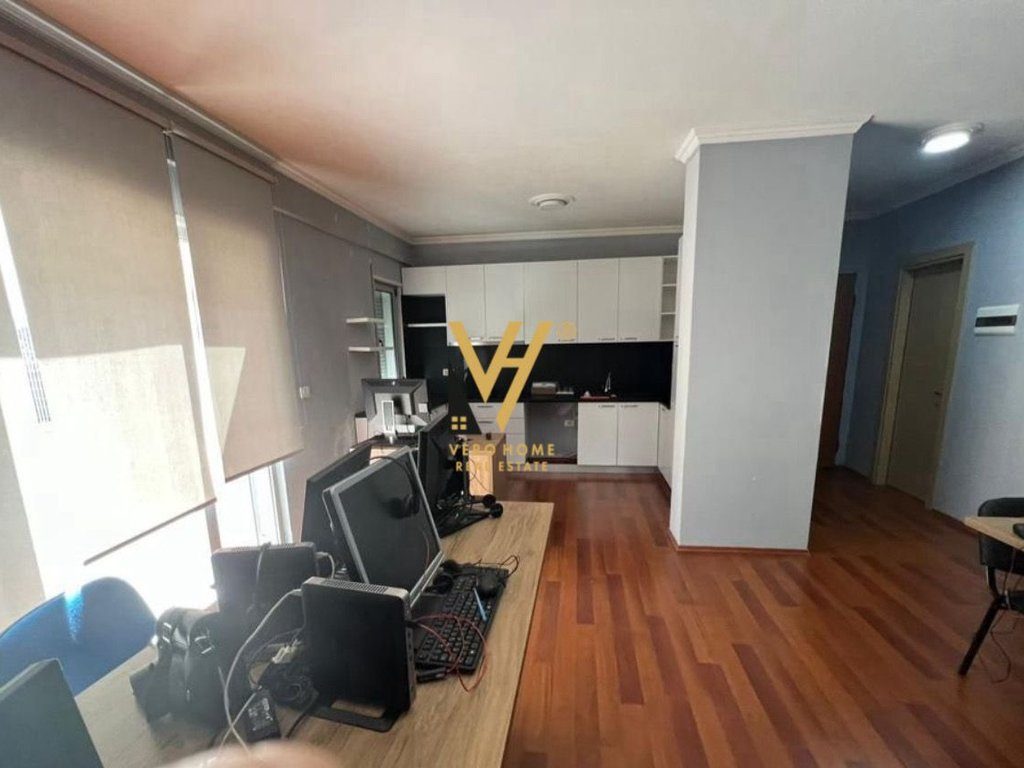JEPET ZYRE 130 M2 ME QIRA TE 5 MAJI, QENDRA CONCORD 950 EURO 3