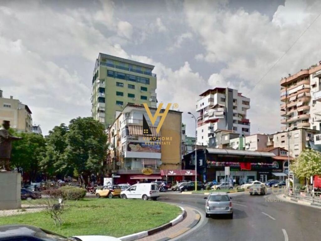Shitet Dyqan buze rruges te Sheshi Willson 17 m2