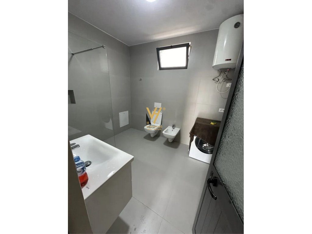 JEPET HYRJE 2+1 ME QIRA NE SHKOZE 400 EURO 4