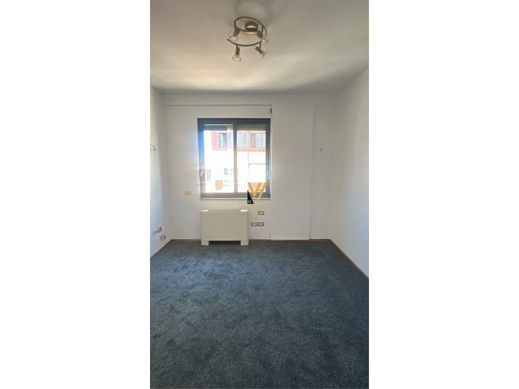 JEPET ZYRE 100M2 ME QERA NE BLLOK 1.300 EURO 4
