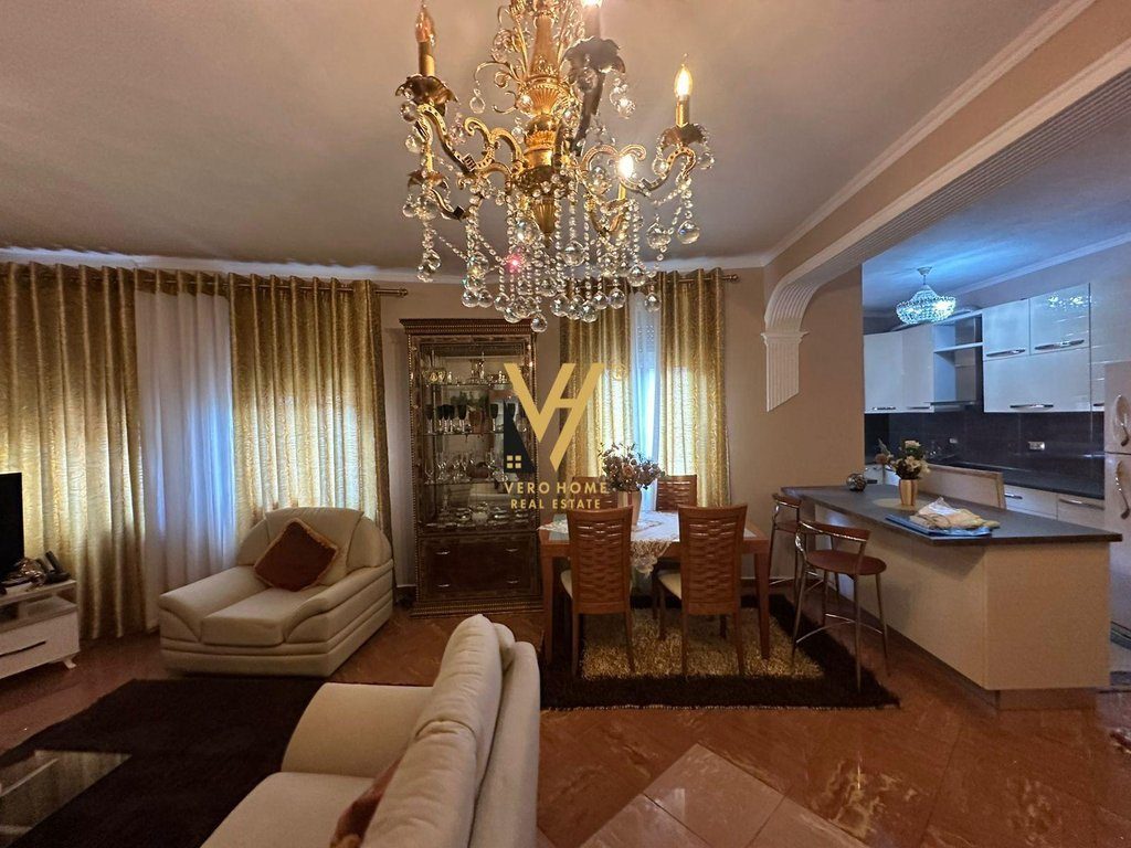 JEPET APARTAMENT 2+1 ME QERA NE QENDER 80.000 LEKE 3