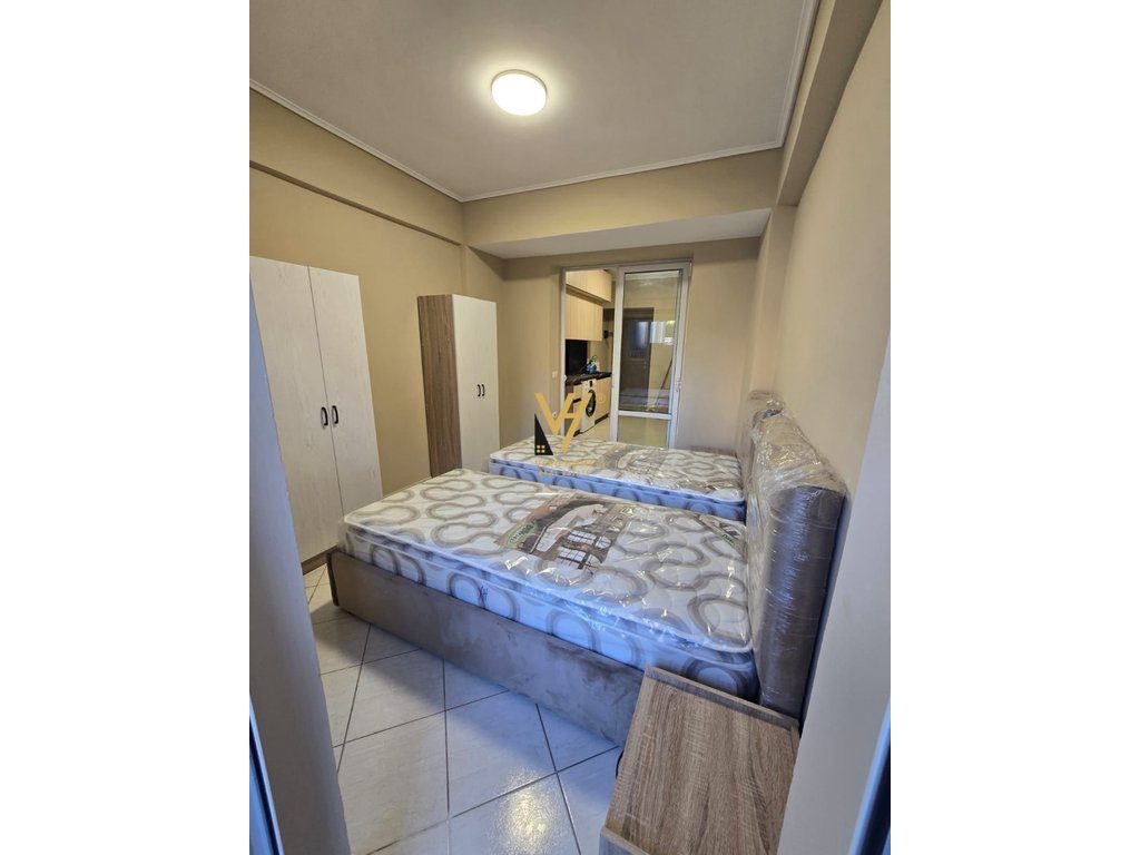 JEPET GARSONIERE 40 M2 ME QERA TE MOZAIKU TIRANES 50.000 LEKE 2