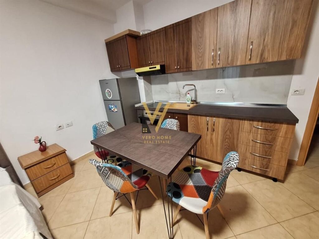Shitet Apartament 2+1+ballkon te Rruga e Durresit 93 m2