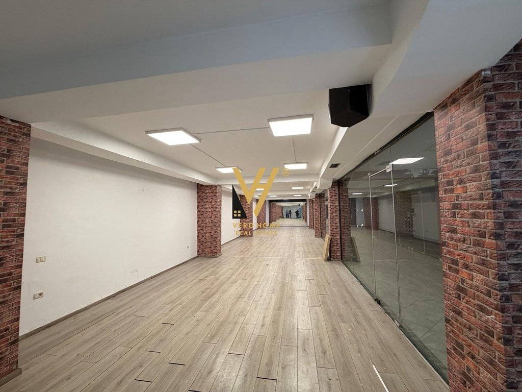 JEPET AMBIENT BIZNESI 150 M2 ME QIRA TE 21 DHJETORI 70.000 LEKE
