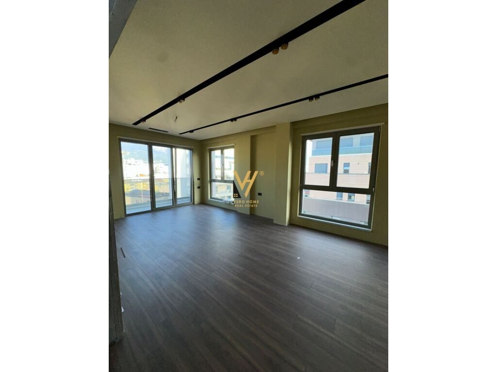 Jepet Ambient Komercial me qera te Rruga e Kavajes 110 m2