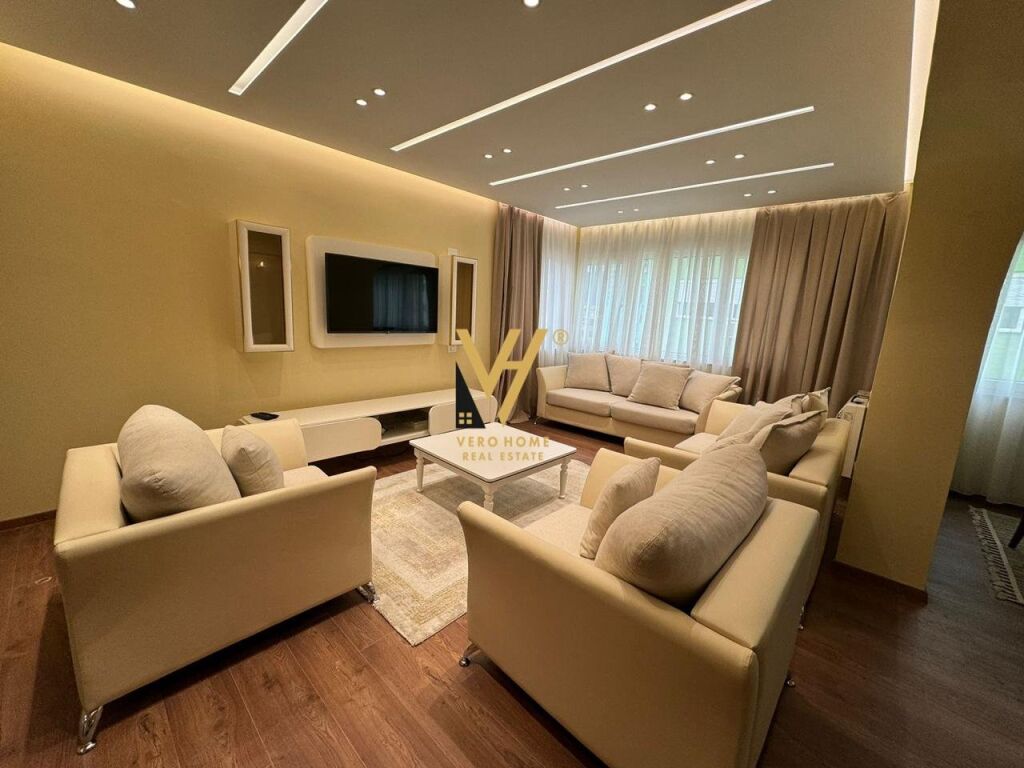 Jepet Apartament 2+1+2+ballkon me qera te Blloku 145 m2 2