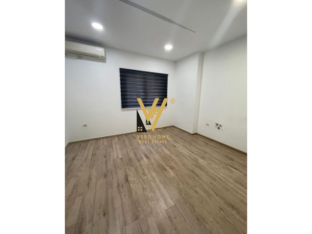 JEPET ZYRE 122 M2 ME QERA TE RRUGA ELBASANIT 1.300 EURO