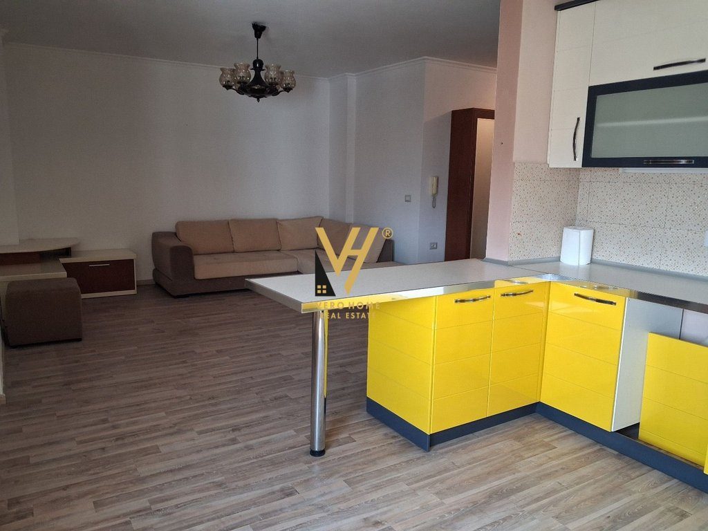 JEPET APARTAMENT 1+1+BLK ME QERA NE QENDER 600 EURO