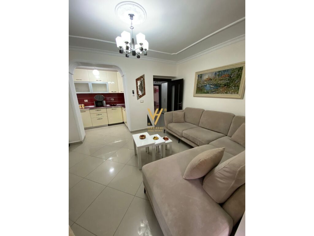 Shitet Apartament 3+1 te Pazari i Ri 90 m2