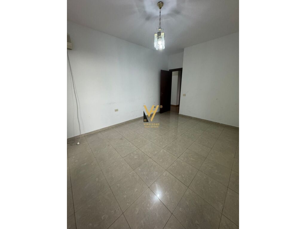Jepet Zyre me qera te Bulevardi Zogu i Pare 160 m2