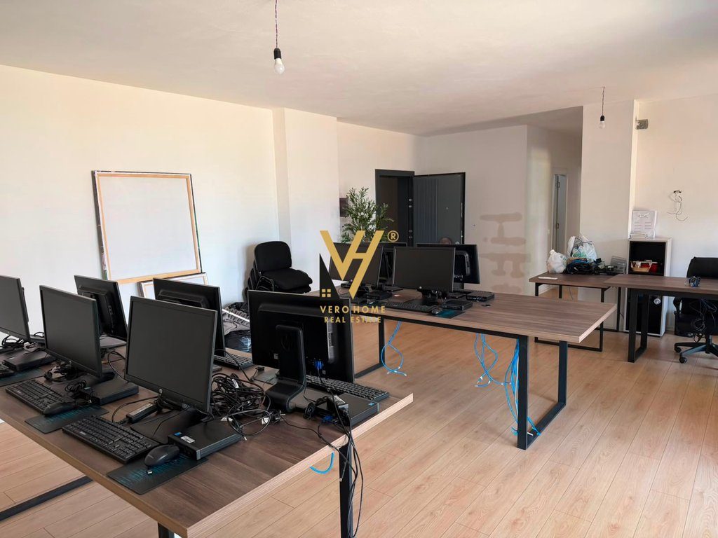 JEPET ZYRE 122 M2 ME QIRA TE K.NDREGJONI, BULEVARDI I RI 1.500 EURO 2