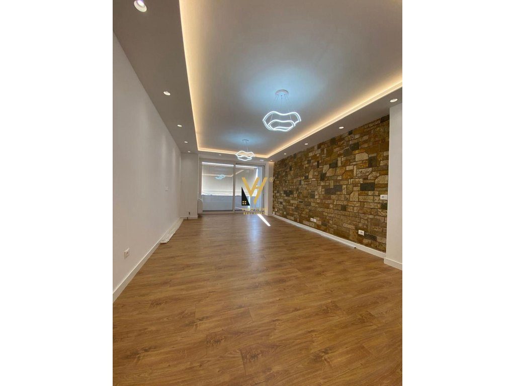 JEPET ZYRE 130 M2 ME QERA NE BLLOK 2.000 EURO