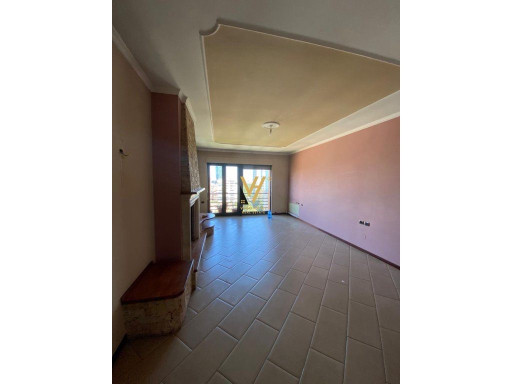JEPET ZYRE 160M2 ME QERA TE BLLOKU 2.200 EURO 4
